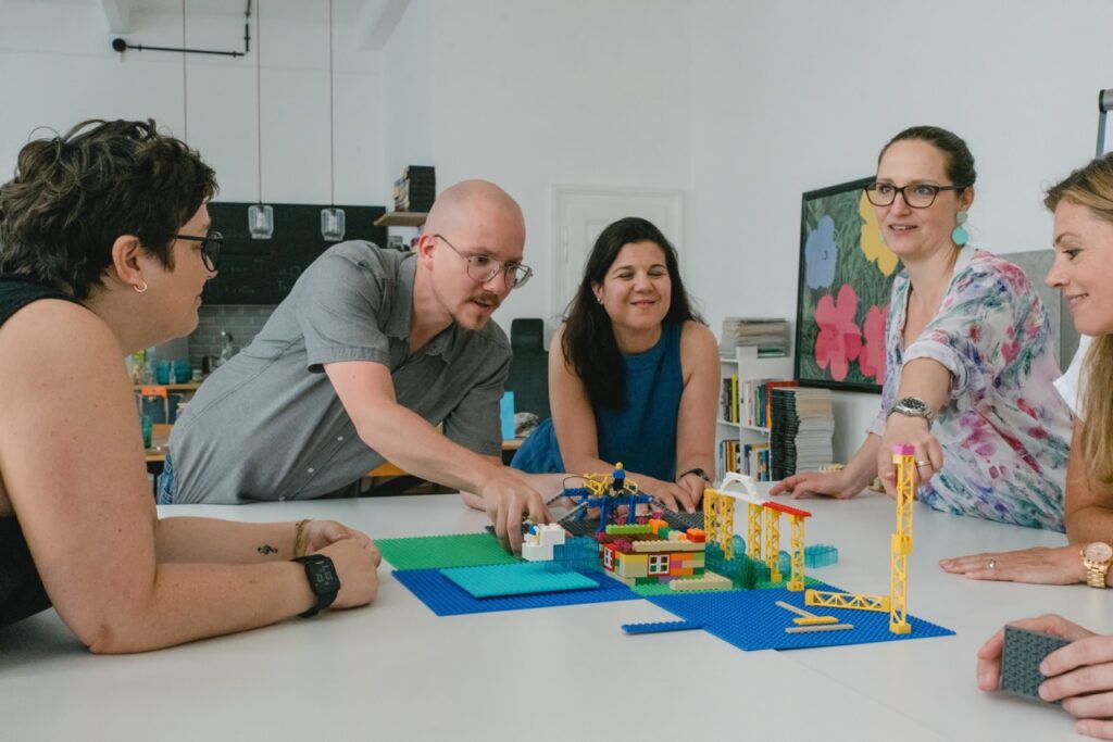 Teamentwicklung mit LEGO® Serious Play® Facilitation Teambuilding und Teamentwicklung mit Sabine ReitmayerWawer und LEGOr Serious Play® Facilitation